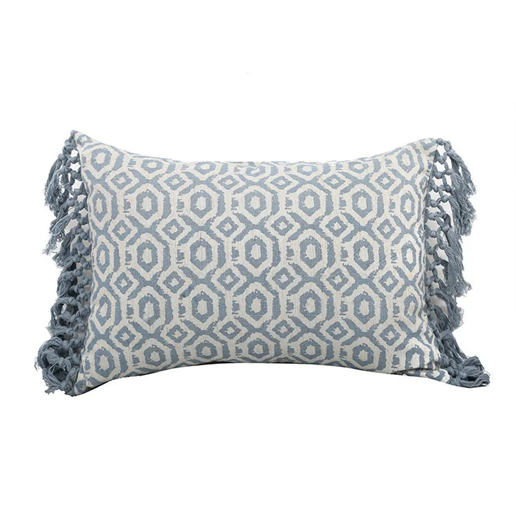 coussin boho chic bleu clair motif géométrique pompons blancs décoration maison lit voiture sofa