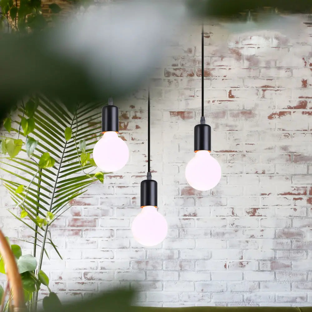 Lustre industriel 3 lumières éclairé dans un salon contemporain