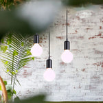 Lustre industriel 3 lumières éclairé dans un salon contemporain