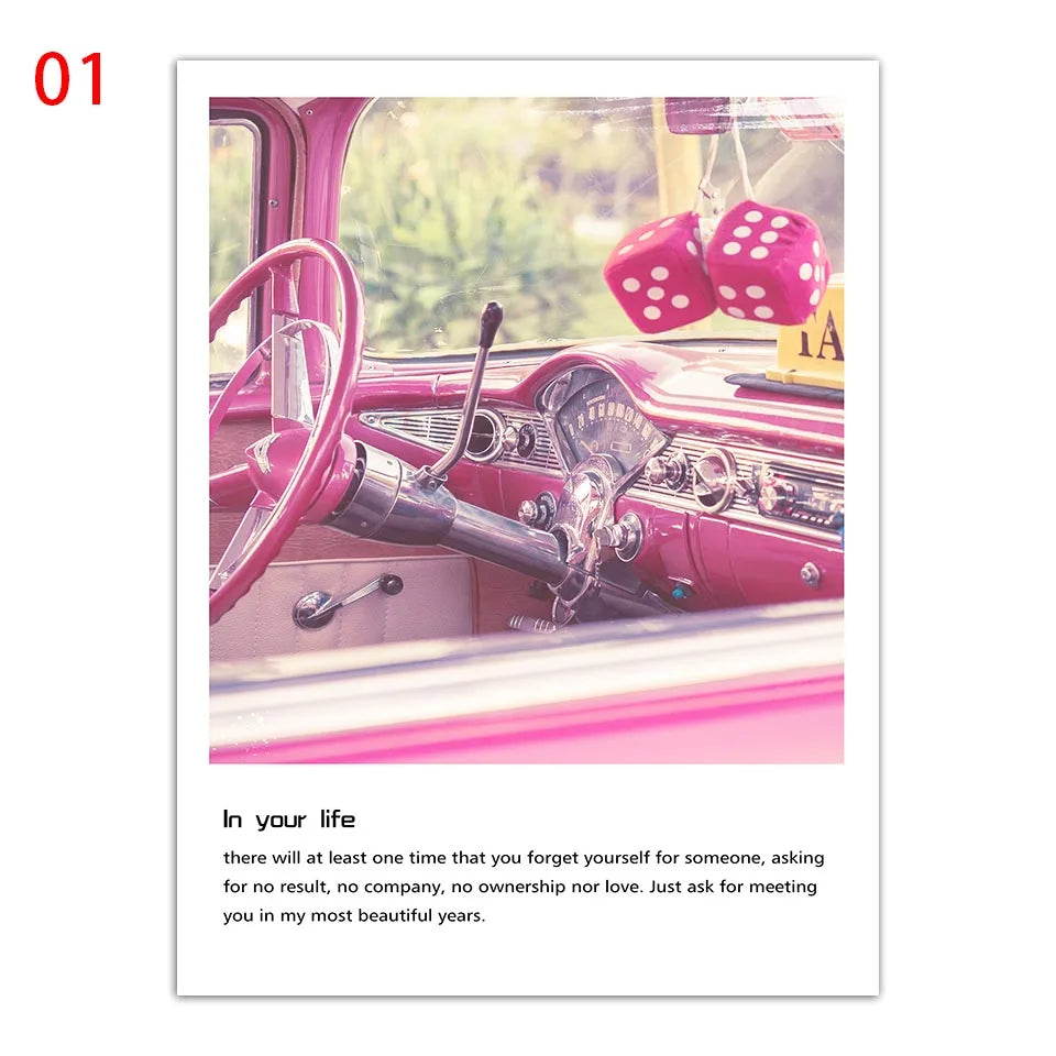 L'intérieur rose vif d'une voiture vintage avec des dés roses et une décoration rétro suggère une époque de plaisir et d'insouciance, où les moments précieux partagés avec les autres peuvent être appréciés sans se soucier des résultats ou des attentes.