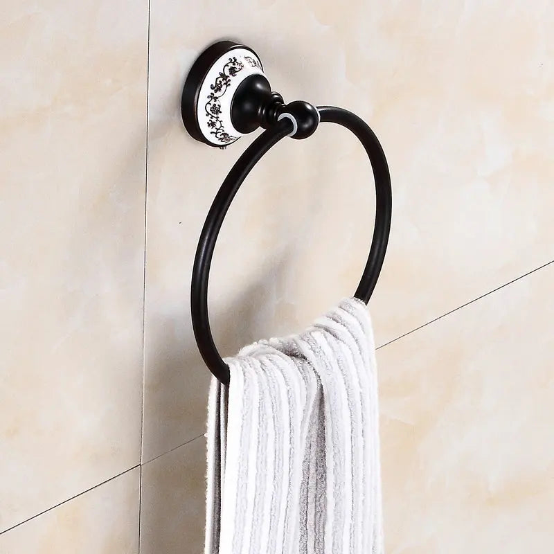 accessoires salle bain noir blanc motif floral classique porte serviettes papier toilette porte savon