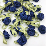 rubans satinés fleurs roses plissées décoratifs violet jaune bleu marine orange rouge