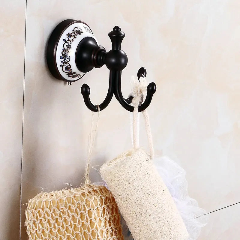 accessoires salle bain noir blanc motif floral classique porte serviettes papier toilette porte savon