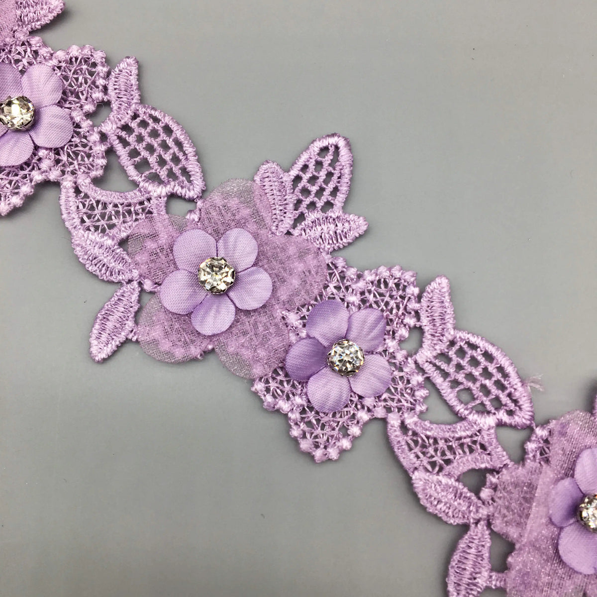 ruban dentelle violet fleurs relief feuilles strass decoration mariage chapeaux accessoires mode