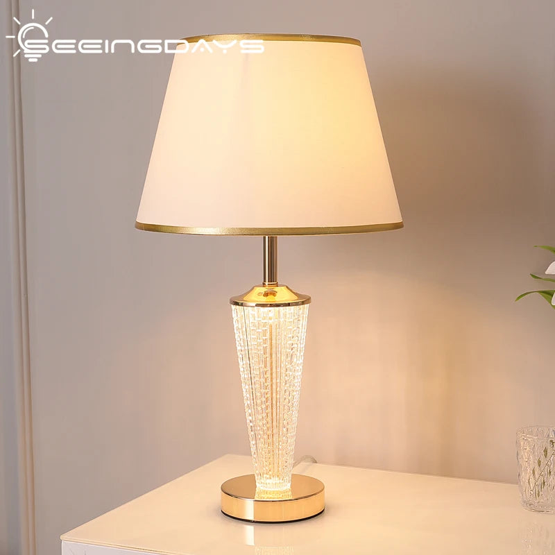 Lampe de chevet en verre design sur table de nuit moderne