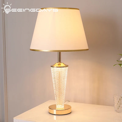 Lampe de chevet en verre design sur table de nuit moderne
