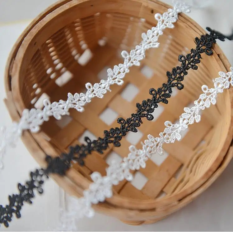 rubans dentelle fine blanche noire motifs floraux ours classique romantique écologique soluble eau