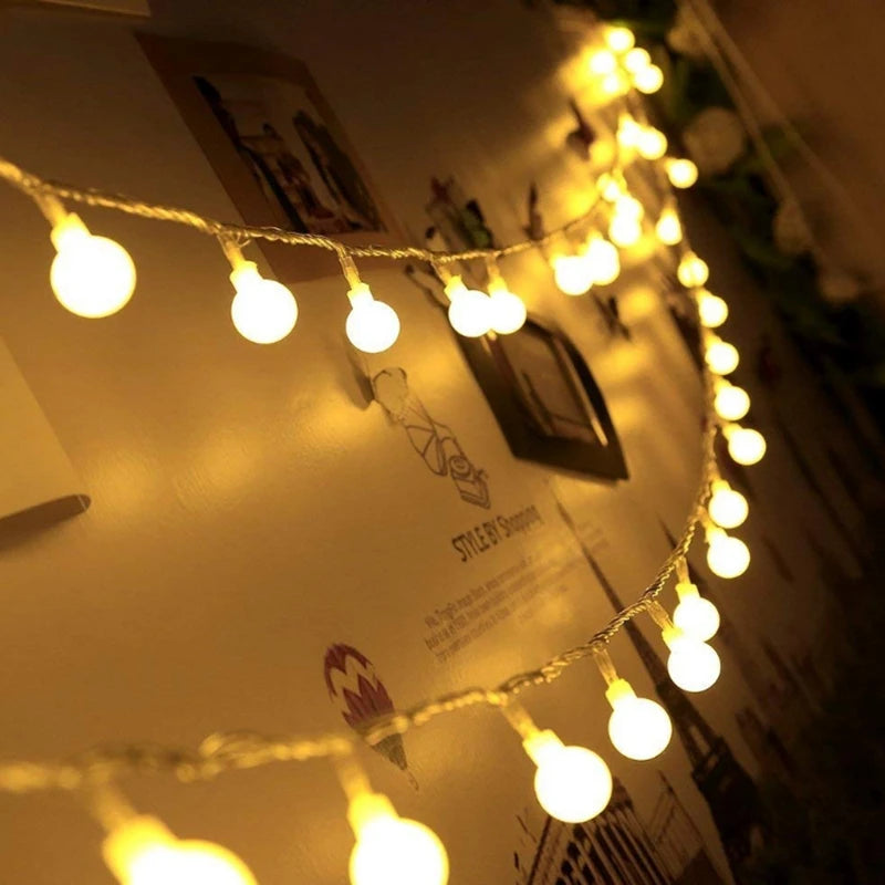 Guirlande lumineuse multicolore décorant une chambre