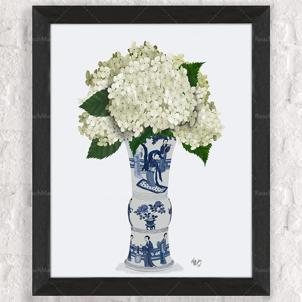 Un vase en céramique bleue et blanche rempli d'une belle composition de fleurs d'hortensia blanches.