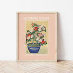 L'image représente un tableau décoratif avec une fleur d'azalée épanouie dans un vase bleu sur un fond jaune.