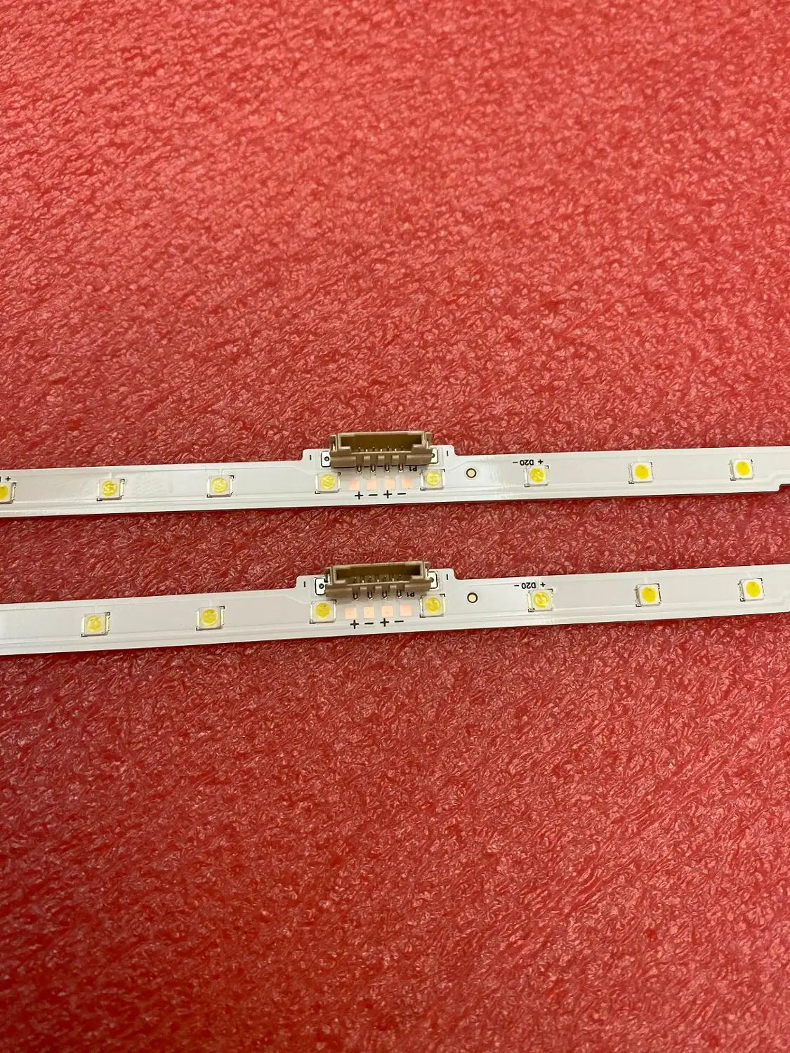 ruban led blanc adhésif moderne points lumineux jaunes espacés connecteur aluminium blanc fixations inclusées