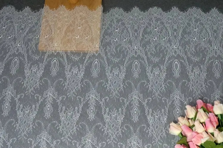 dentelle polyester nylon blanc noir ornements floraux motifs géométriques translucide classique élégant tissu large