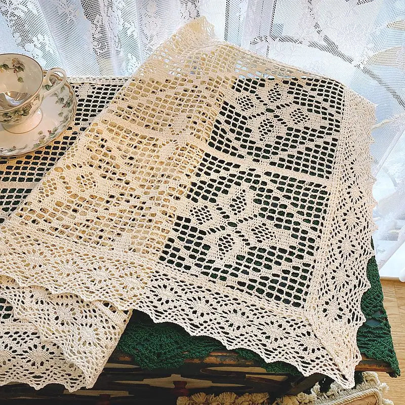nappe crochetée motif floral géométrique rustique vintage blanc cassé verte bleue table décoration intérieure
