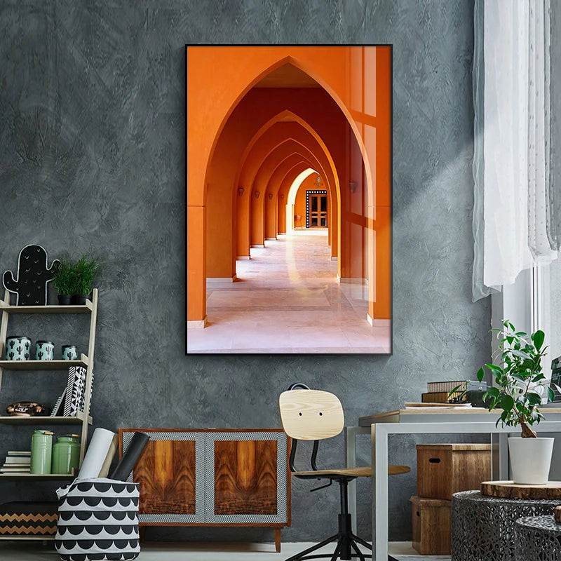 Une série d'arches orangées élégantes offrant une perspective fascinante dans un couloir spacieux et lumineux.