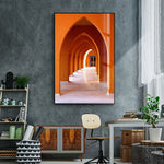 Une série d'arches orangées élégantes offrant une perspective fascinante dans un couloir spacieux et lumineux.