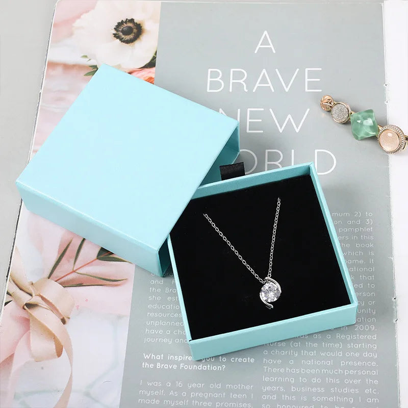 Boîte à bijoux noir fermée avec design minimaliste pour décoration intérieure