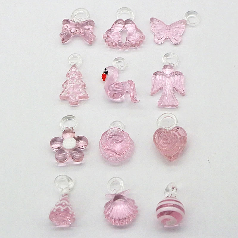 Détail des pendentifs mignons sur le sapin en verre