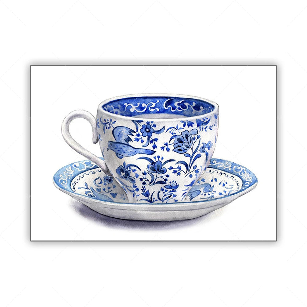 Une tasse et une soucoupe en porcelaine fine décorées de motifs floraux bleus.