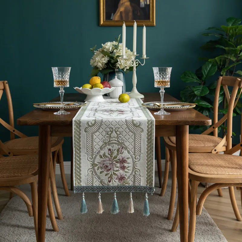 Une table de salle à manger élégante avec une décoration florale et des accessoires de style vintage.