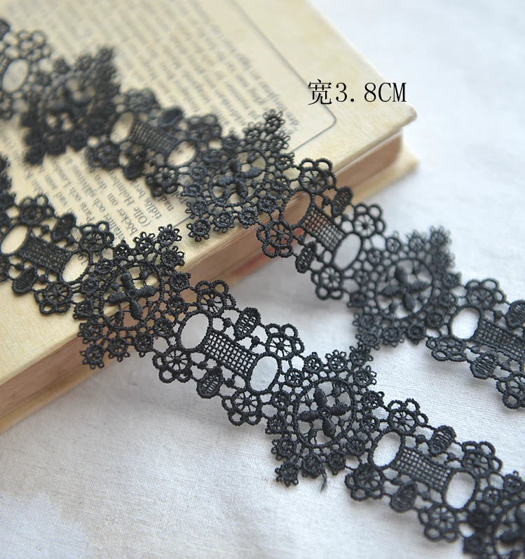 ruban dentelle noir blanc fleurs motifs géométriques vintage élégant 3.8cm large solvable eau