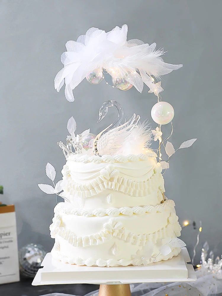 décoration gâteau cygne transparent plumes blanches paillettes argentées mariage anniversaire saint valentin festive