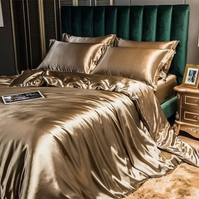 Housse de couette en soie rose poudré sur lit reine