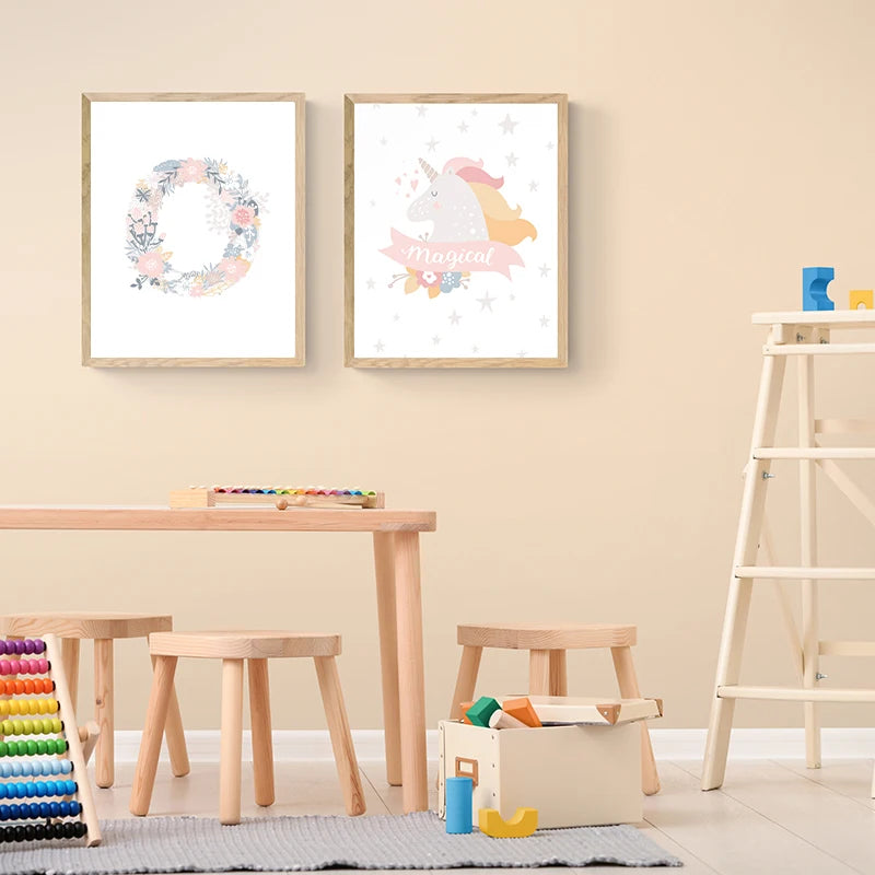 Tableau vertical alphabet dans une chambre de fille