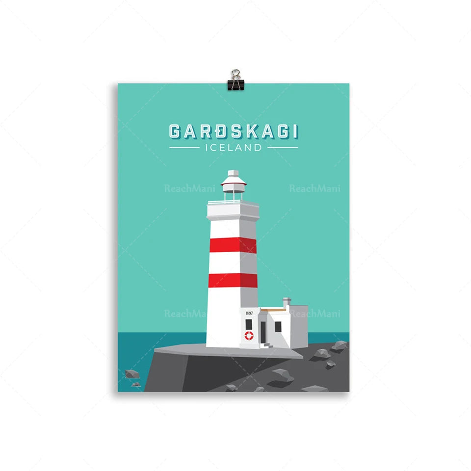 L'image montre le phare de Gardskagi, une attraction emblématique d'Islande, avec son design caractéristique en noir et blanc, sur un fond vert.