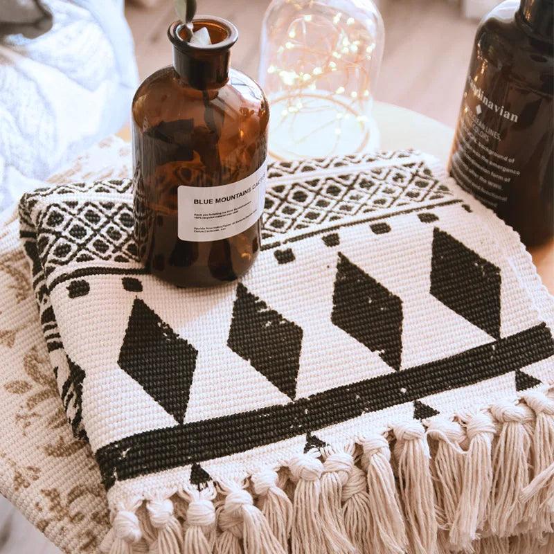 tapis géométrique boho beige noir triangles losanges antidérapant lavage machine main chambre salon prière