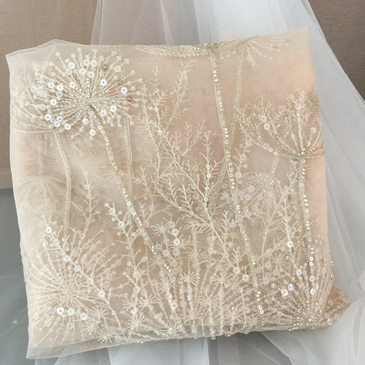 tissu dentelle fleurs dorées brodé transparent élégant décoration mariage robes cérémonie occasion spéciale polyester