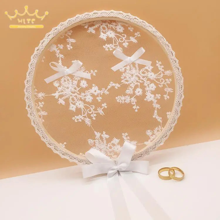anneau mariage boîte dentelle fleurs blanc présentoir bijoux classique or blanc emballage