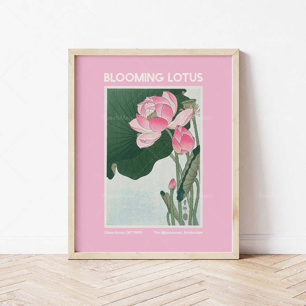 Cette image montre une magnifique illustration d'une fleur de lotus épanouie aux pétales roses et aux larges feuilles vertes, encadrée par un texte indiquant "Blooming Lotus".