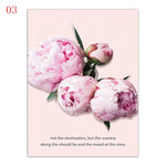 Bouquet de pivoines roses épanouies sur un fond rose pâle, créant une atmosphère apaisante et élégante.