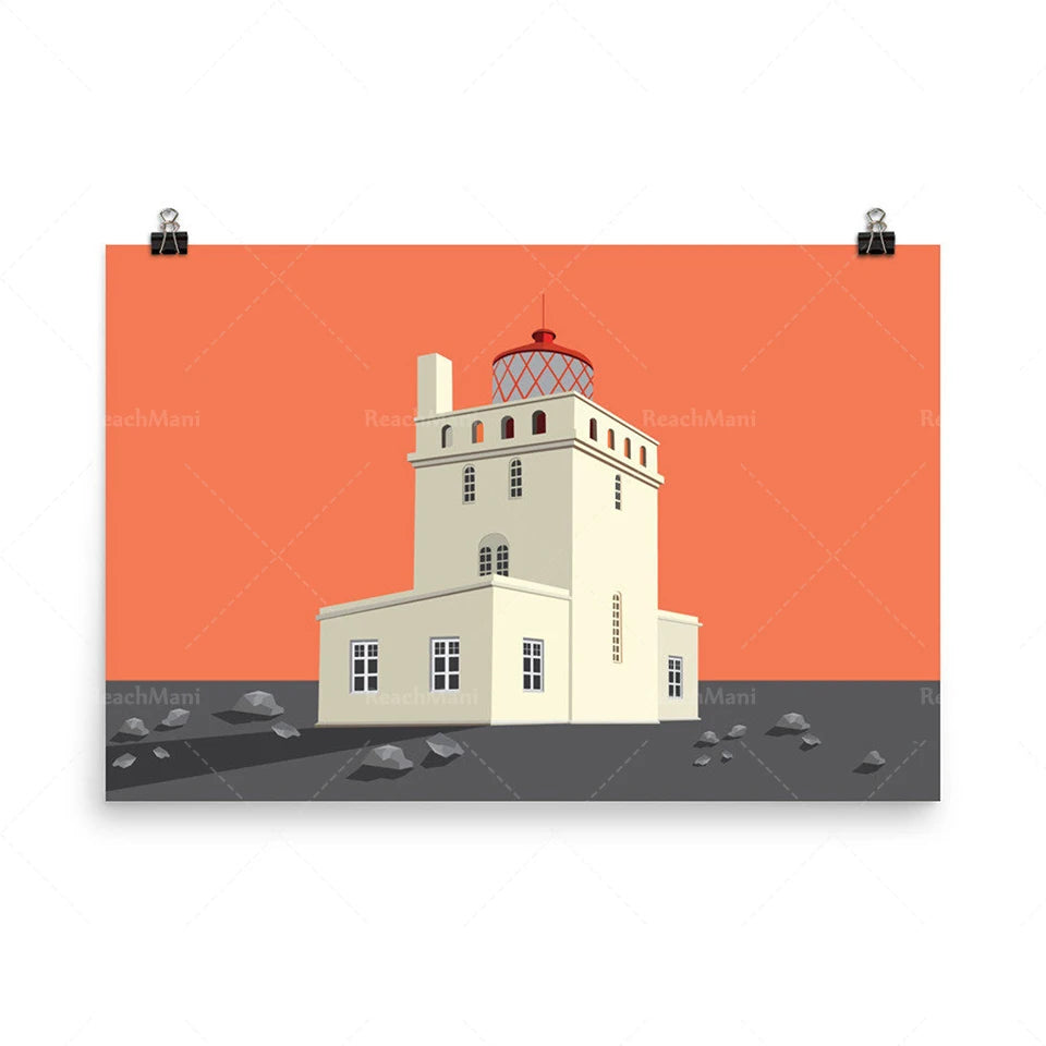 Une maison-phare de style architectural ancien avec un clocher rouge, se dressant sur un paysage rocheux sous un ciel orange.