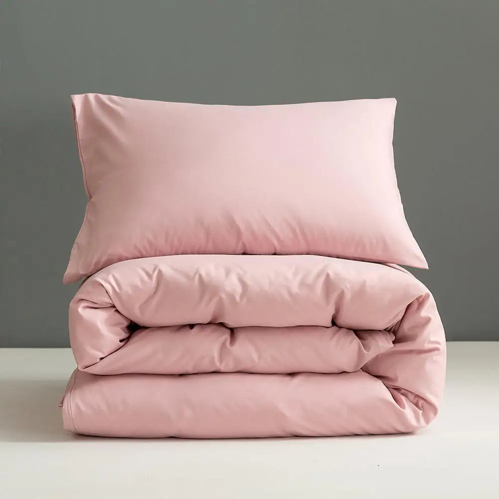 Housse de couette rose dans une chambre de fille décorée