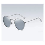 Lunettes de soleil miroir rondes portées par une femme