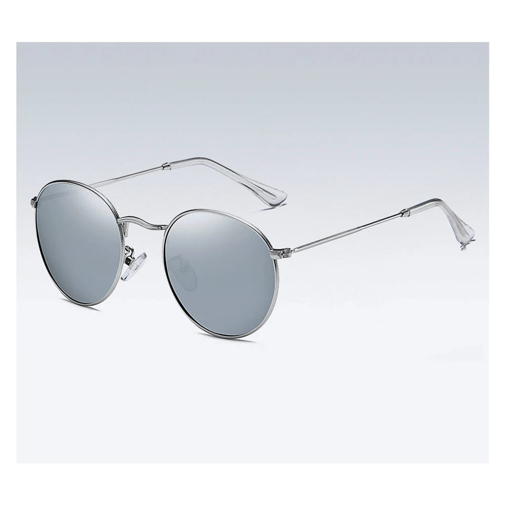Lunettes de soleil miroir rondes portées par une femme