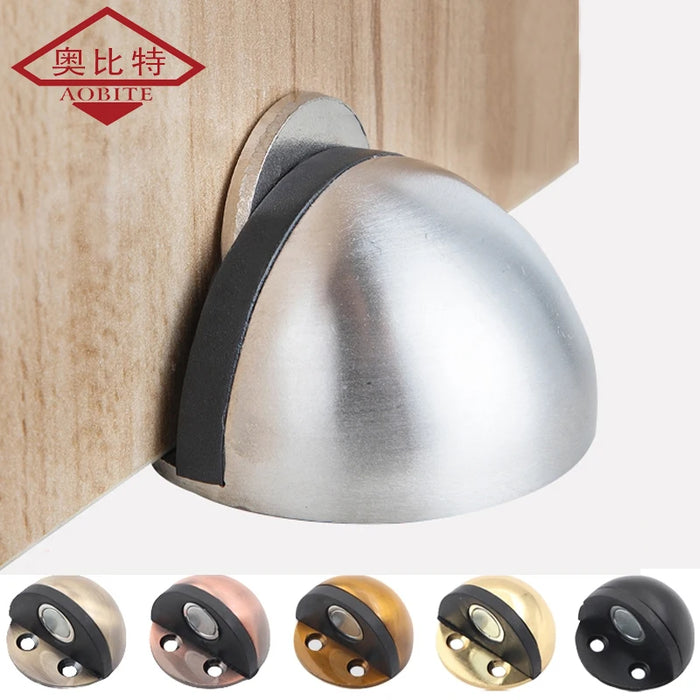 Butée de porte magnétique argentée sur une porte de cuisine blanche