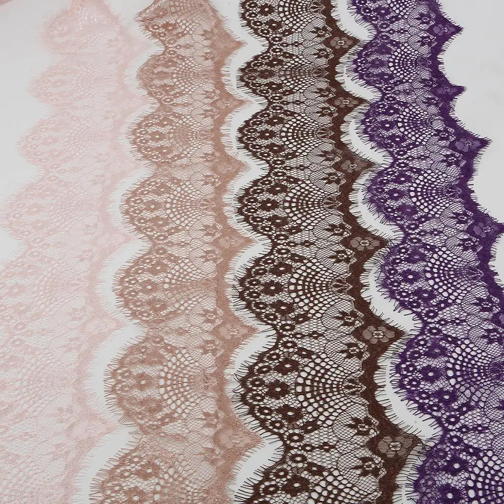 tissu dentelle fleurs franges rose pâle blanc noir vert rouge violet gris classique