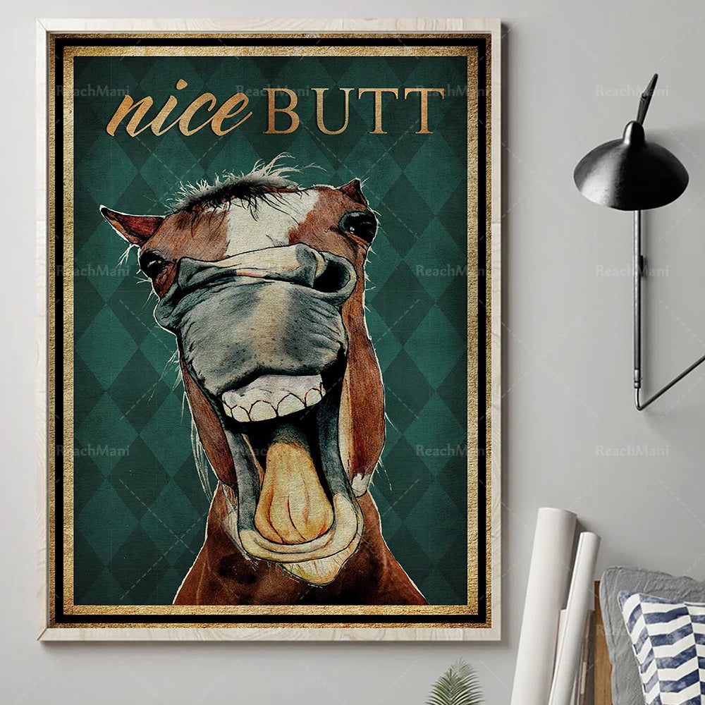 Affiche amusante représentant le gros plan d'un cheval à la bouche grande ouverte avec le texte "nice butt" en lettrage doré.