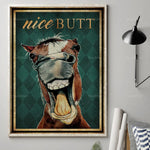 Affiche amusante représentant le gros plan d'un cheval à la bouche grande ouverte avec le texte "nice butt" en lettrage doré.