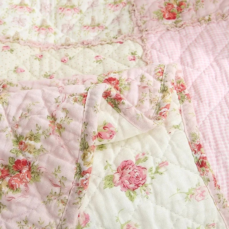 couverture matelassée fleurs patchwork rose violet géométrique frangée chambre coucher saisonnée