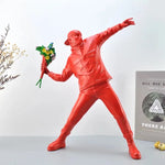 Figurine Banksy Flower Bomber rouge sur étagère