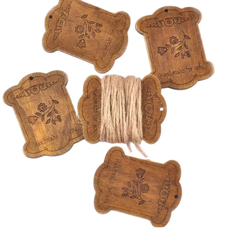 étiquettes bois gravure florale handmade ficelle jute vintage décoration maison bricolage artisanal