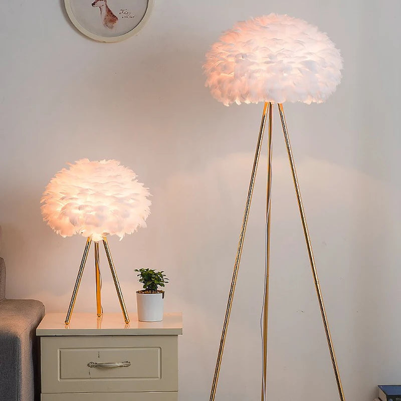 lampe sol moderne plumes blanche dorée pieds trépied led chambre salon entree