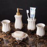 ensemble salle bain blanc élégant céramique ornements dorés distributeur savon tasse support plateau
