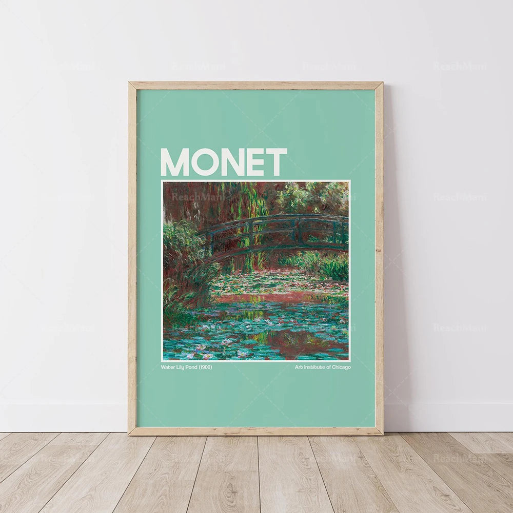 Un pont de bois traversant un étang rempli de nénuphars, avec une forêt verdoyante en arrière-plan, dans une affiche promotionnelle pour une exposition d'art de Monet.