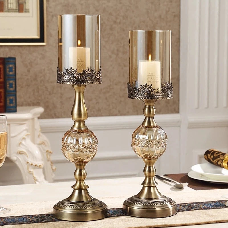 bougeoirs dorés transparents supports bougie colonne texture ornée vintage décoration maison chandelles floraux