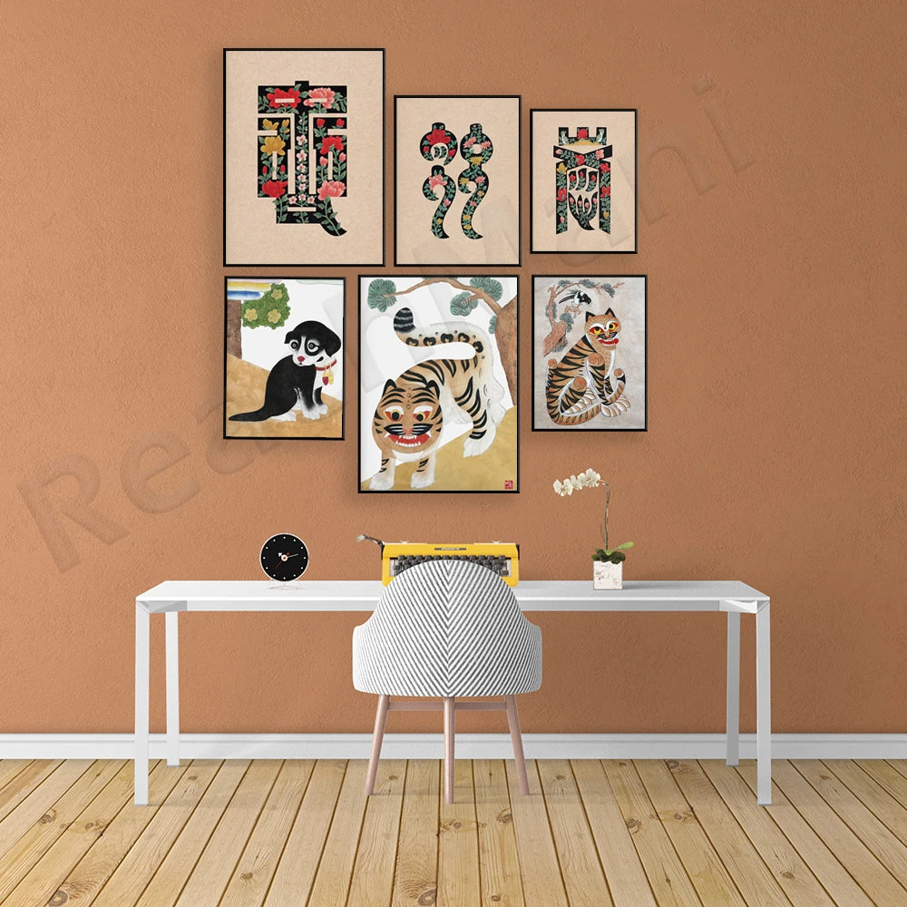 La disposition artistique de illustrations colorées de tigres, chiens et autres motifs ethniques sur le mur crée une ambiance chaleureuse et stimulante dans cette salle de travail moderne.
