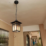 Installation de lampe suspendue sur un balcon avec chaîne réglable